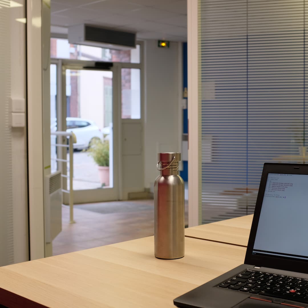 Vue depuis un bureau à cloison vitrée