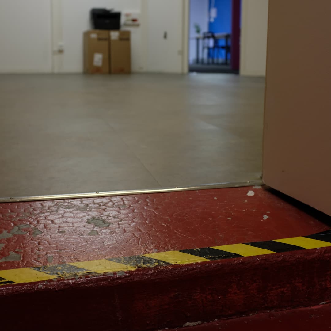 Vue au ras du sol de la salle de pause vide de meubles