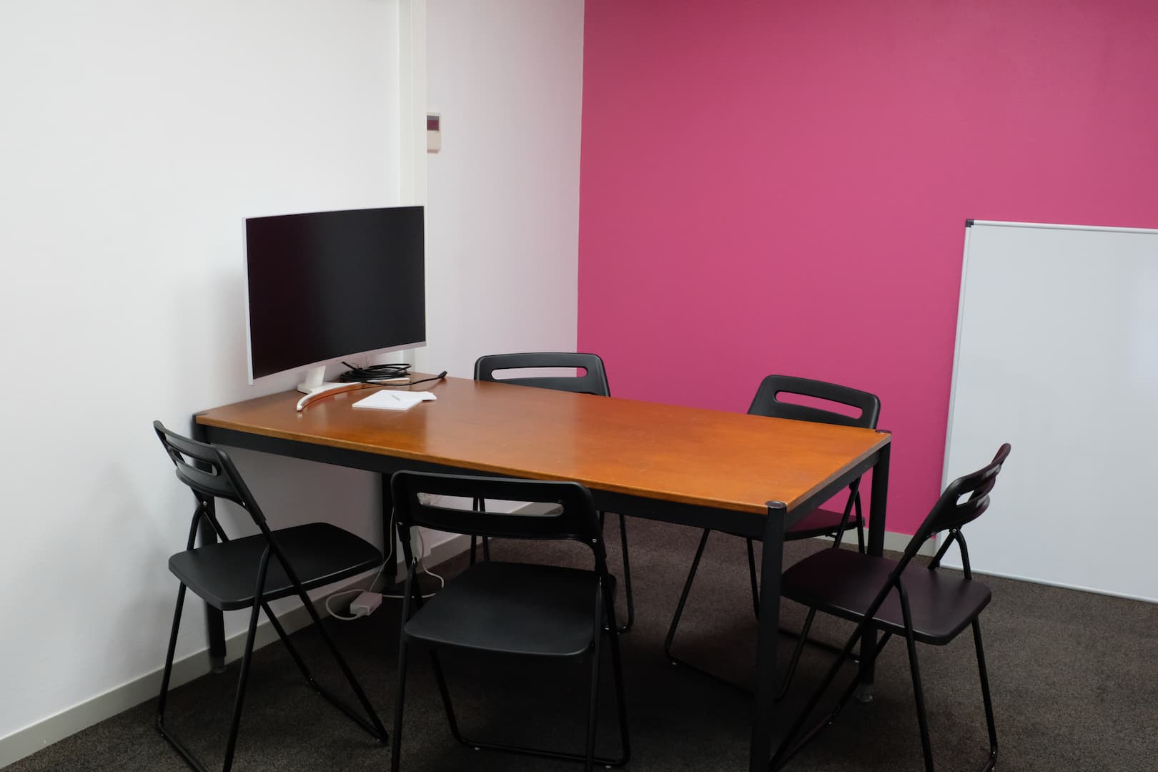 Salle de réunion équipée d'un tableau blanc et d'un écran plat